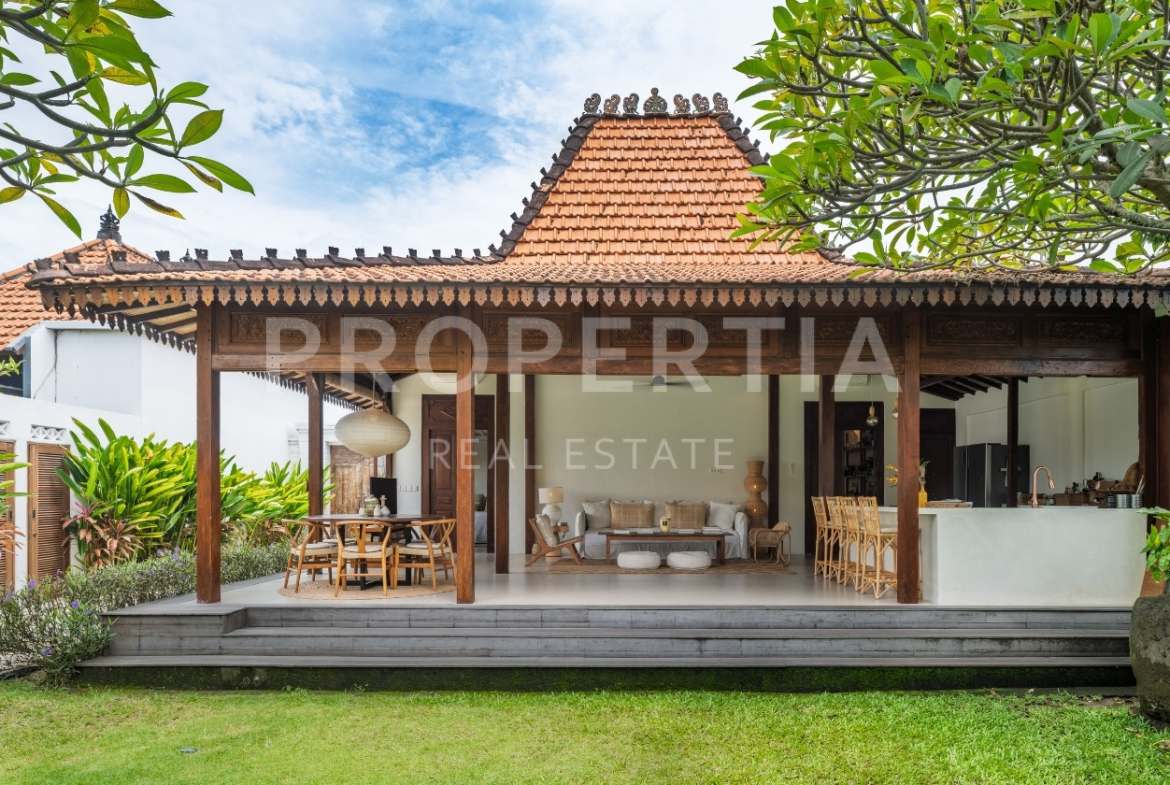 TIMELESS JOGLO-INSPIRED VILLA JUST MINUTES FROM PERERENAN BEACH image 1