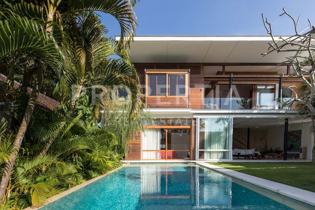 CAPTIVATING ECLECTIC FAMILY HOME IN BERAWA image 1