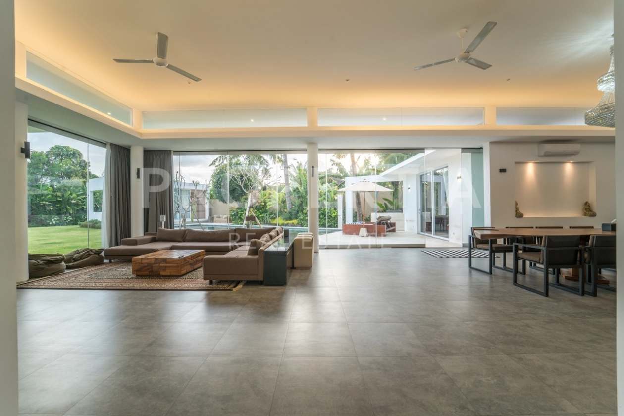 Spacious 5-Bedroom Freehold Family Villa in Tranquil Babakan image 1