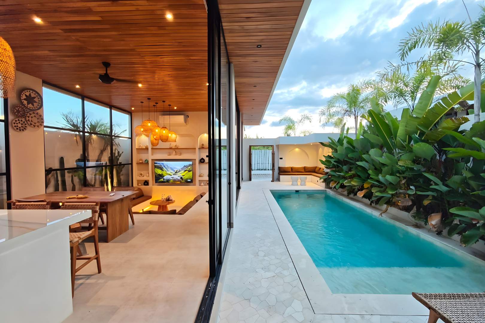 🌴 Elegant 3BR Tropical Villa Near the Beach image 1