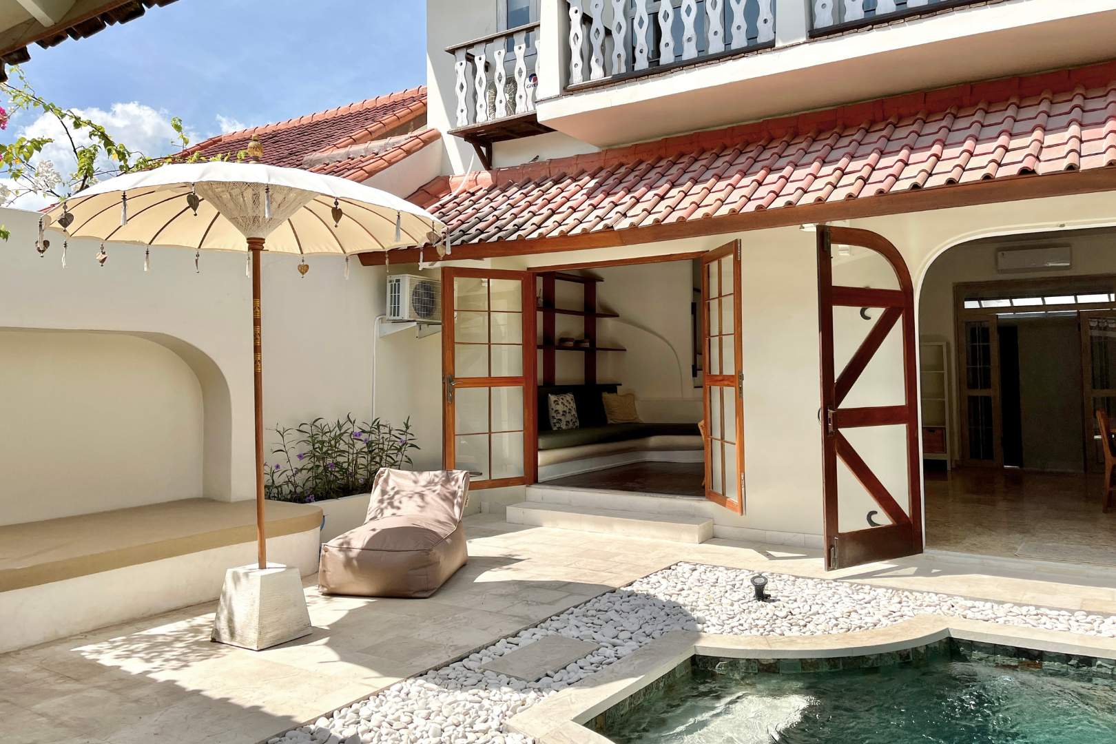 🌴 Charming 2BR Courtyard Villa in Seminyak - Cozy Tropical Family Living image 1