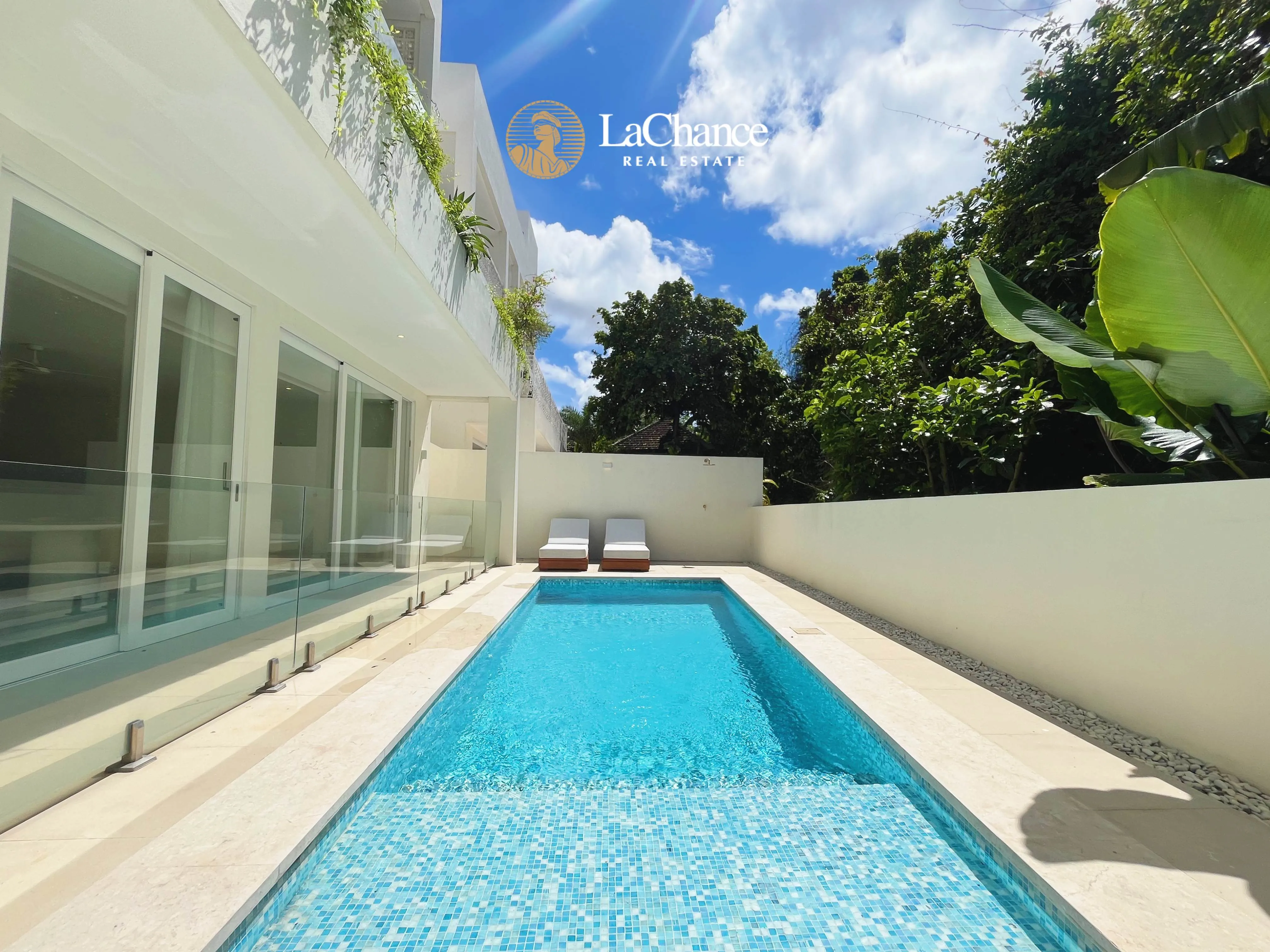 Bright Luxury 3-Bedroom Villa with Rooftop in Pererenan image 1